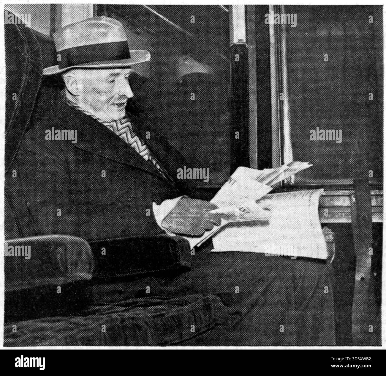 Im Januar 1935 wird Professor Van der Pot in seine Lesung vertieft gesehen. Dieses Bild fängt die Hingabe des Gelehrten an seine akademische Arbeit ein und zeigt seine intellektuellen Bestrebungen während dieser Zeit. Stockfoto