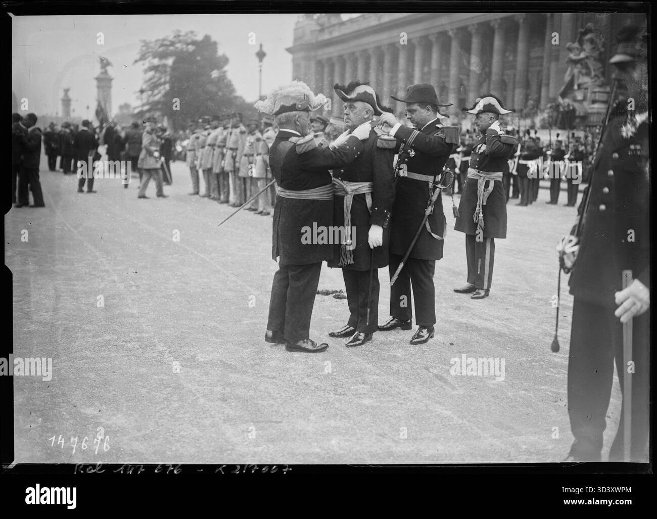 Dieses Bild zeigt eine Medaillenzeremonie während der Parade am 14. Juli 1930 auf der Avenue Alexandre III in Paris, mit dem Grand Palais im Hintergrund und dem Beginn des Pont Alexandre III. Stockfoto