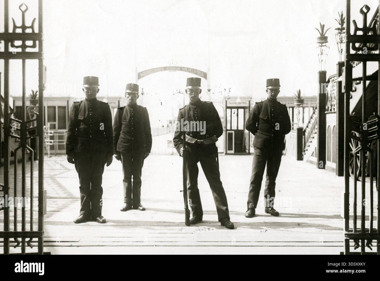 Vier niederländische Soldaten bewachten den Eingang zum Pier in Scheveningen während der Mobilisierung 1914. Stockfoto