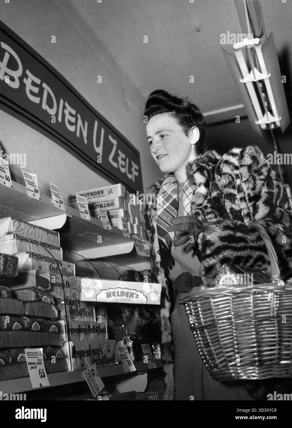 Das Konzept der Selbstbedienung vor 1953 verdeutlicht den Übergang zu Verbraucherdienstleistungen im Einzelhandel und in anderen Sektoren. Stockfoto