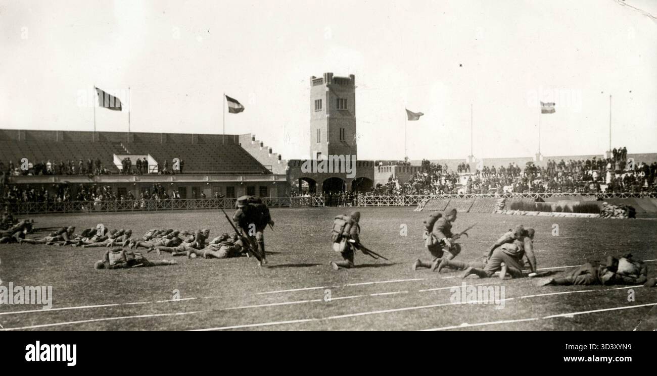 Niederländische Soldaten führen eine Kampfdemonstration während einer Militärsportveranstaltung im alten Stadion in Amsterdam, Niederlande, 1916 durch. Stockfoto