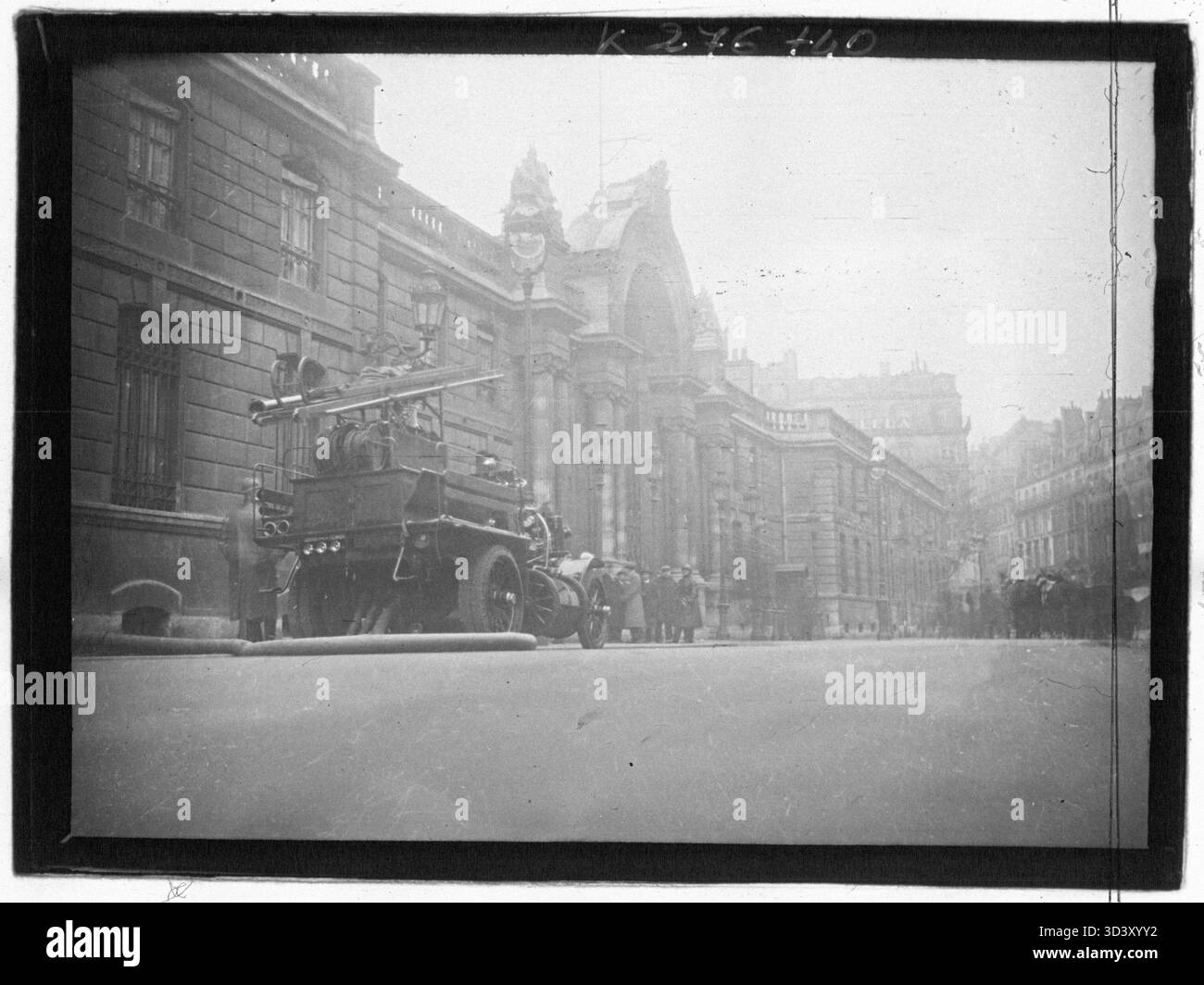 Dieses Foto wurde am 6. Februar 1934 aufgenommen und zeigt einen Feuerwehrwagen, der während der politischen Demonstrationen in Paris in der Nähe des Palais de l'Elysée geparkt wurde. Das Bild dokumentiert die Ereignisse der Zeit. Abmessungen: Unbekannt. Stockfoto