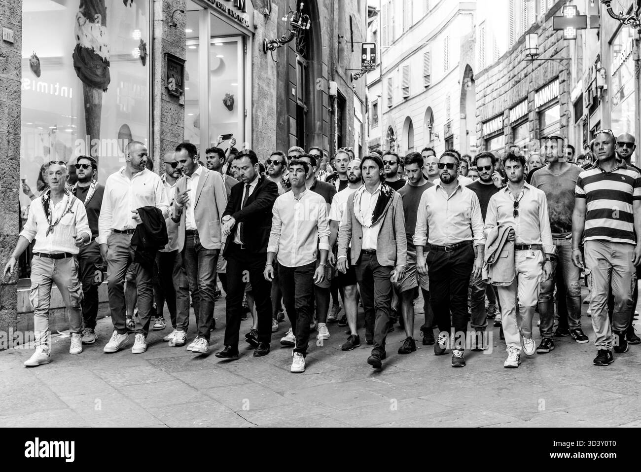 Die Lupa (She Wolf) Contrada begeben sich durch die Straßen der Stadt zur Piazza del Campo für ein abendliches Trial Race, das Palio, Siena, Italien. Stockfoto