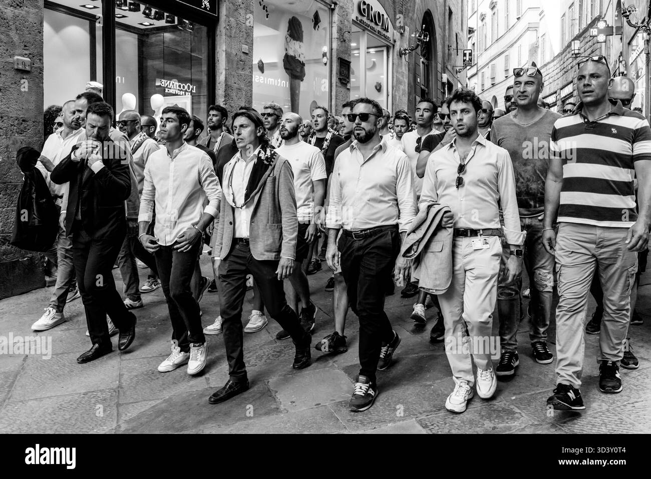 Die Lupa (She Wolf) Contrada begeben sich durch die Straßen der Stadt zur Piazza del Campo für ein abendliches Trial Race, das Palio, Siena, Italien. Stockfoto