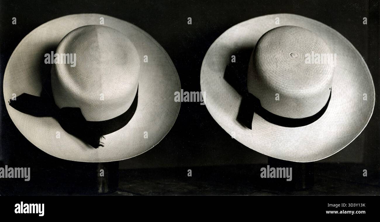 Zwei Strohhüte sind zu sehen: Der echte Panamahut (importiert aus Kolumbien), der oft wegen seines zentralen Streifens abgelehnt wird, und der gröbere Formosa Hut, ebenfalls mit einem Farbton. Die Hüte sind Teil der Modetrends vor 1920 und spiegeln globale Hutstile wider. Standort und Land sind unbekannt. Stockfoto