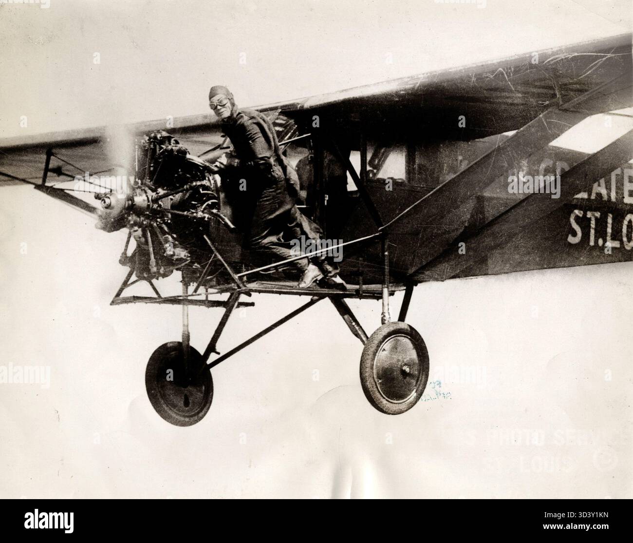 1930 stellten die Piloten Jackson und O’Brien einen neuen Ausdauerrekord auf, indem sie 647 Stunden und 28 Minuten über St. Louis flogen. Das Bild zeigt einen Piloten, der während des Fluges außerhalb des Flugzeugs eine Reparatur durchführt. Stockfoto