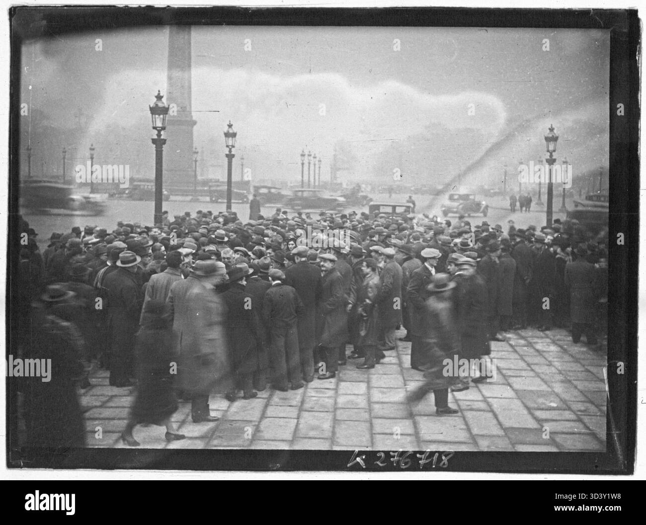 Am 6. Februar 1934 erreichten die Proteste in Paris den Place de la Concorde, wo sich Demonstranten in großer Zahl versammelten, die zu den anhaltenden Unruhen in der französischen Hauptstadt beitrugen. Stockfoto
