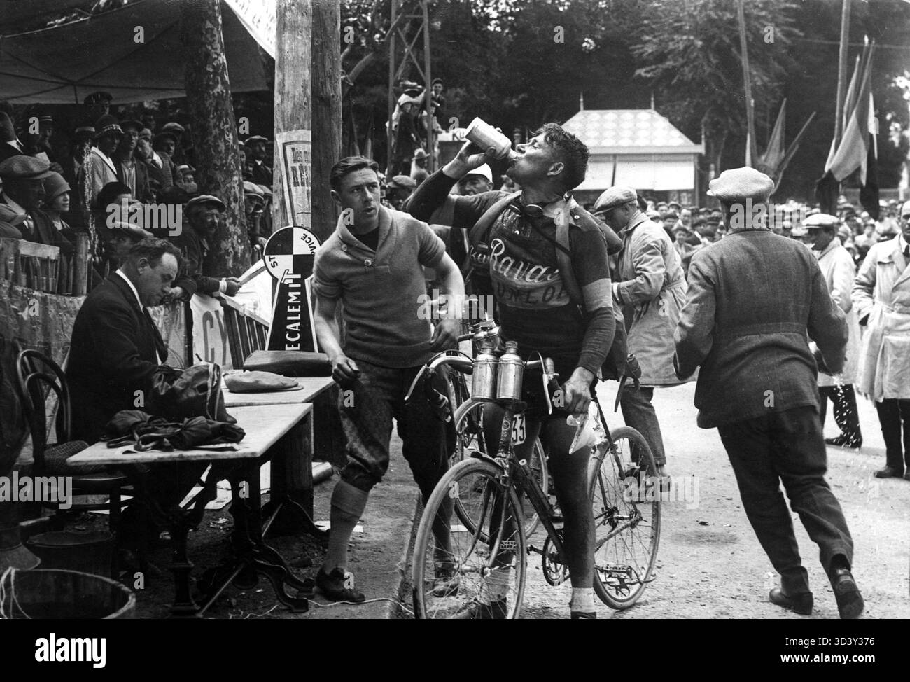 Dieses Foto aus dem Jahr 1928 zeigt den australischen Radfahrer Percy Osborne, der seinen Durst an einem Checkpoint während der Tour de France 1928 stillt. Das Bild zeigt die Ausdauer und die harte Arbeit, die in dem zermürbenden Rennen mit sich gebracht wurden. Stockfoto