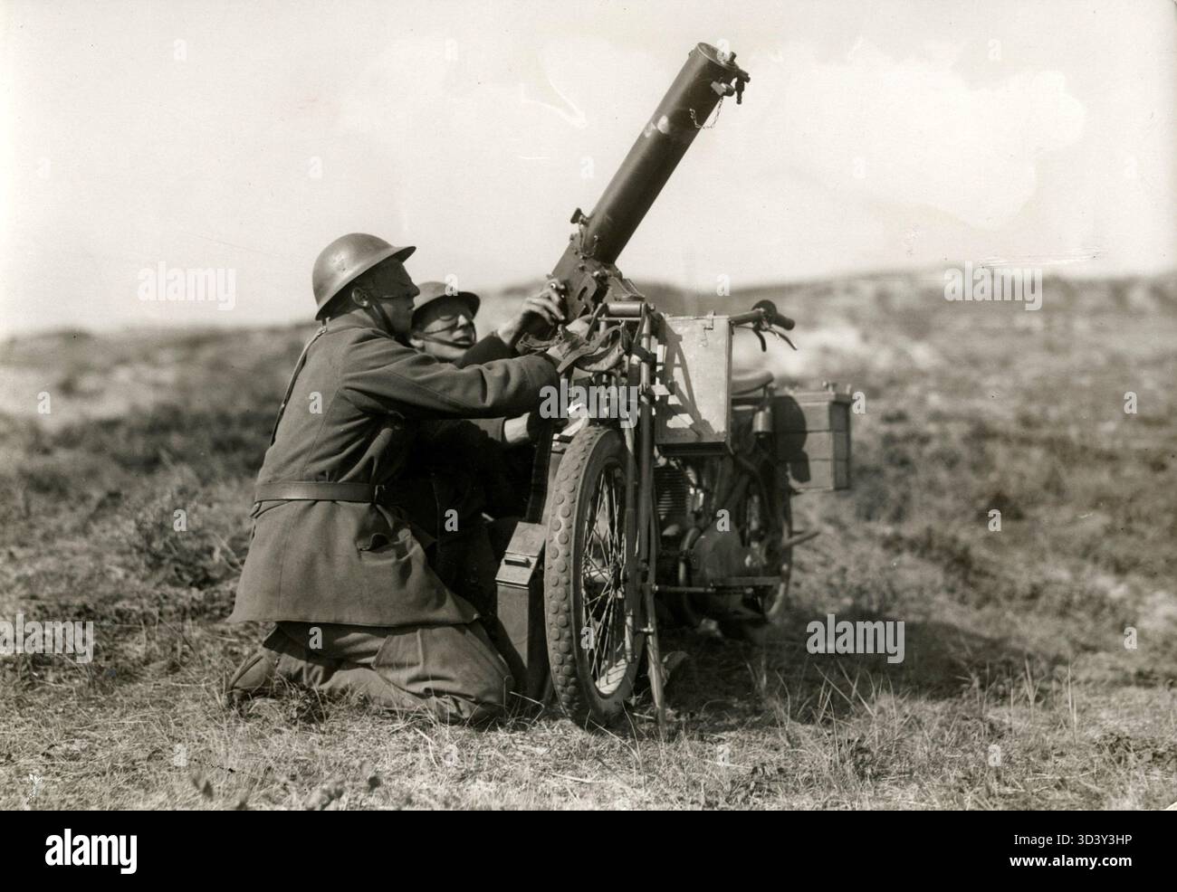 1917 übten niederländische Soldaten im Rahmen ihrer militärischen Ausbildung mit motorisierten Maschinengewehren in den Dünen. Die Übung konzentrierte sich auf Mobilität und Feuerkraft. Stockfoto
