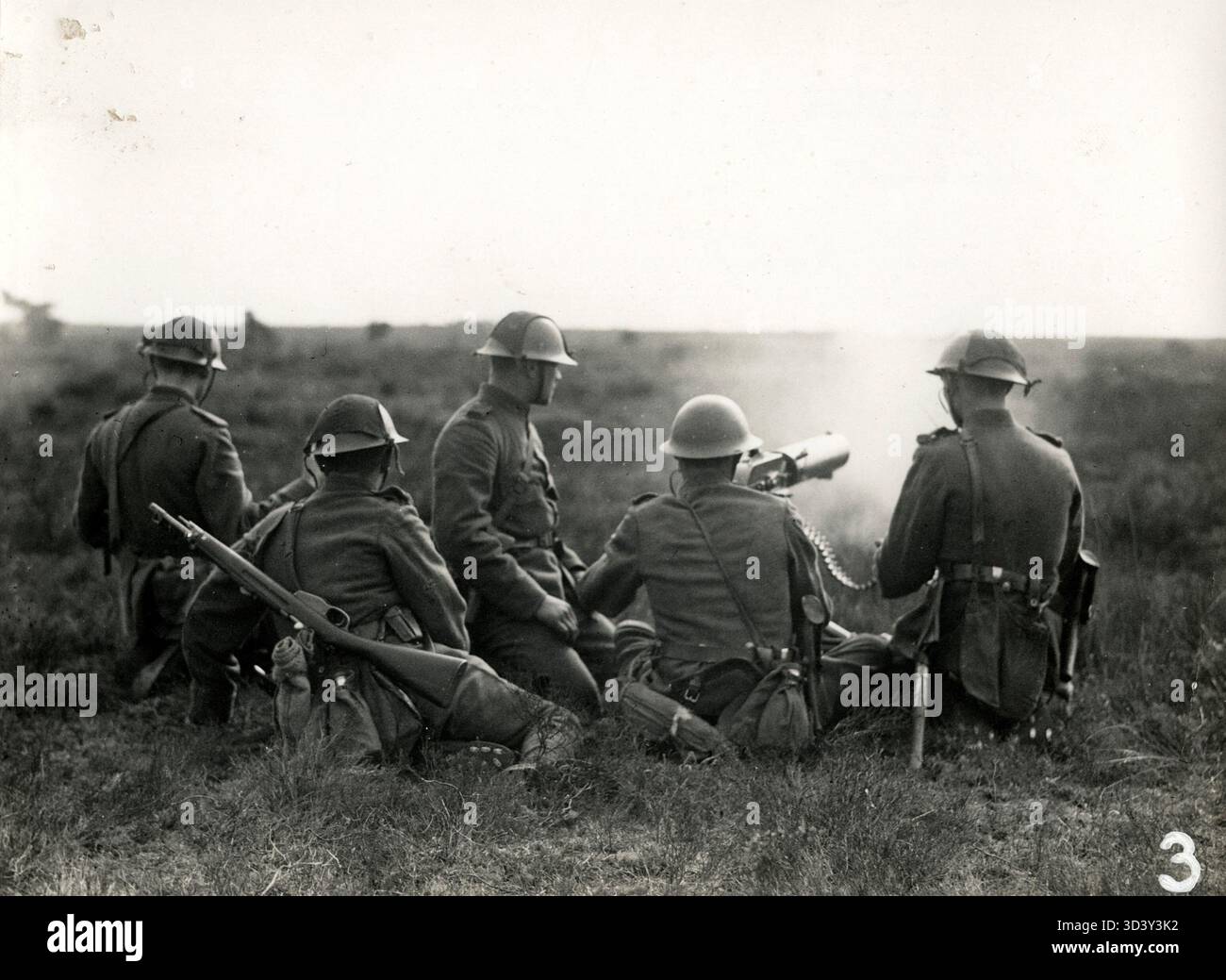 Dieses Bild aus dem Jahr 1926 zeigt niederländische Soldaten, die bei Armeemanövern in Amersfoort ein schweres Maschinengewehr abfeuern. Stockfoto