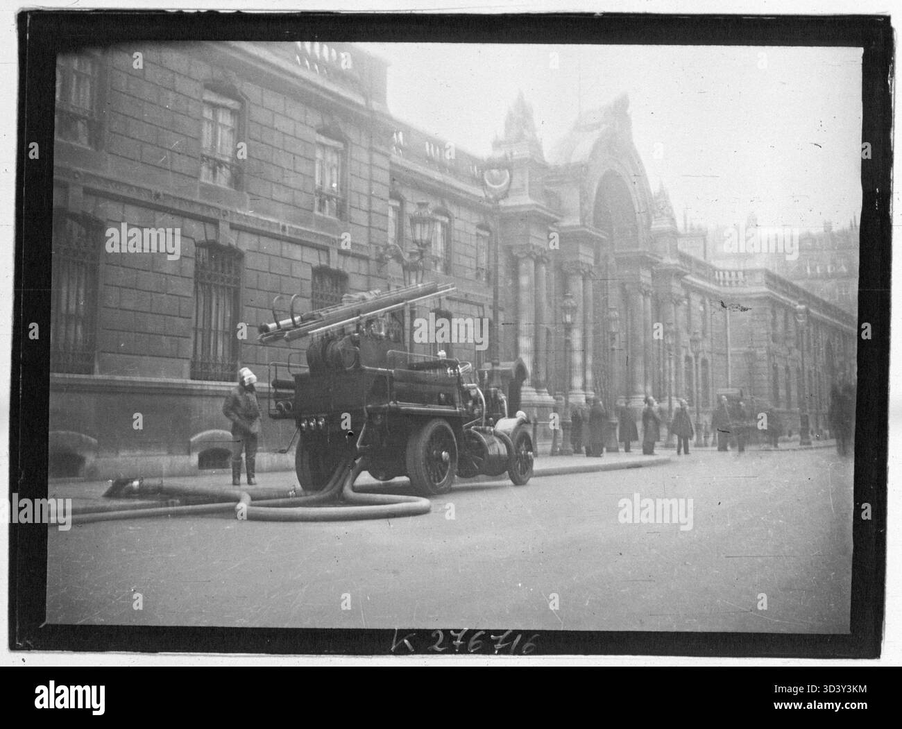 Ein Foto vom 6. Februar 1934, das einen Feuerwehrwagen zeigt, der während der politischen Demonstrationen in Paris in der Nähe des Elysée-Palastes stationiert war. Stockfoto