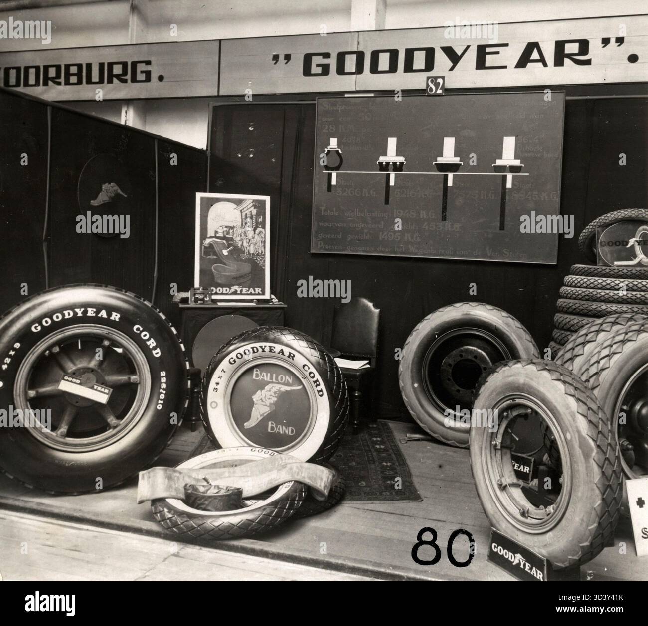 Ein Stand auf der R.A.I. 1924 in Amsterdam, präsentiert von Van Rossum & Co. Aus den Haag, auf dem „Goodyear“-Autoreifen und zugehörige Produkte vorgestellt werden. Dies ist Teil einer Serie von 24 Fotos. Niederlande, 1924. Stockfoto