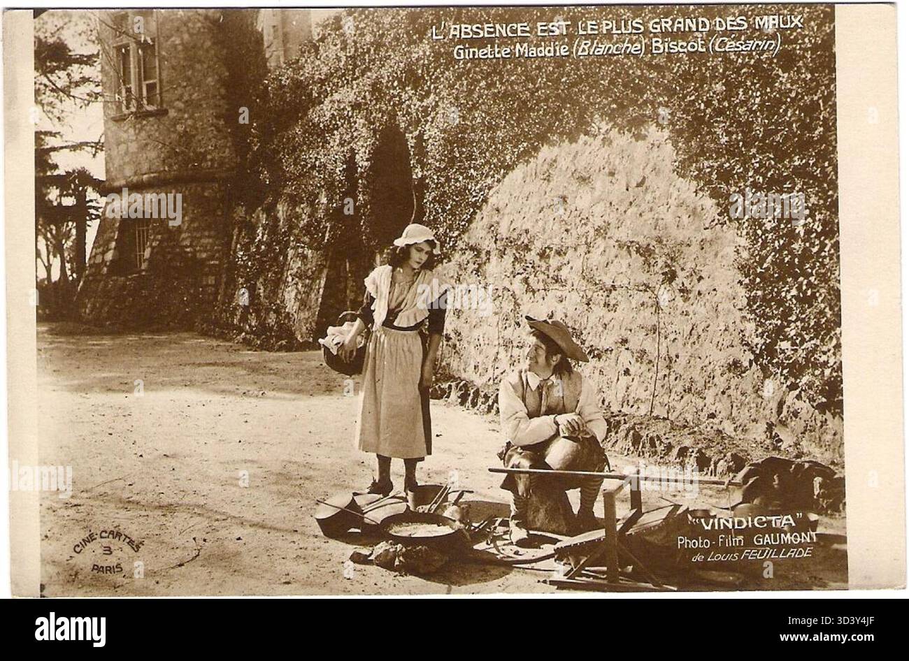 Diese Postkarte zeigt eine Szene aus dem Film *Vindicta* von Louis Feuillade aus dem Jahr 1923. Das Bild fängt die Stimmung des Films mit der Überschrift „L'Abwesenheit EST le plus Grand des maux“ ein. Stockfoto