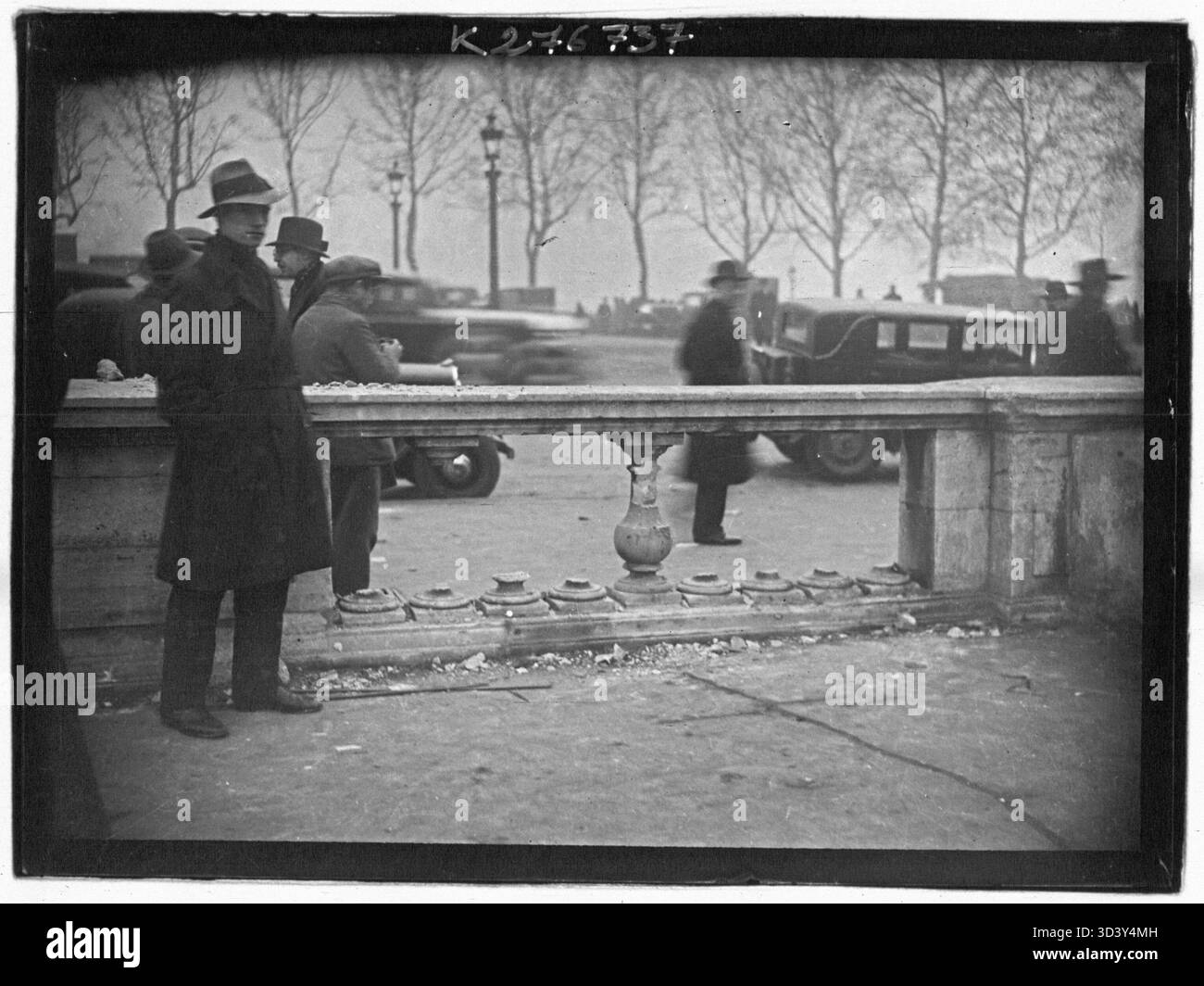 Dieses Foto, aufgenommen am 7. Februar 1934, zeigt die Balustraden des Place de la Concorde am Tag nach den politischen Demonstrationen vom 6. Februar in Paris. Es dokumentiert die Folgen der Proteste. Abmessungen: Unbekannt. Stockfoto