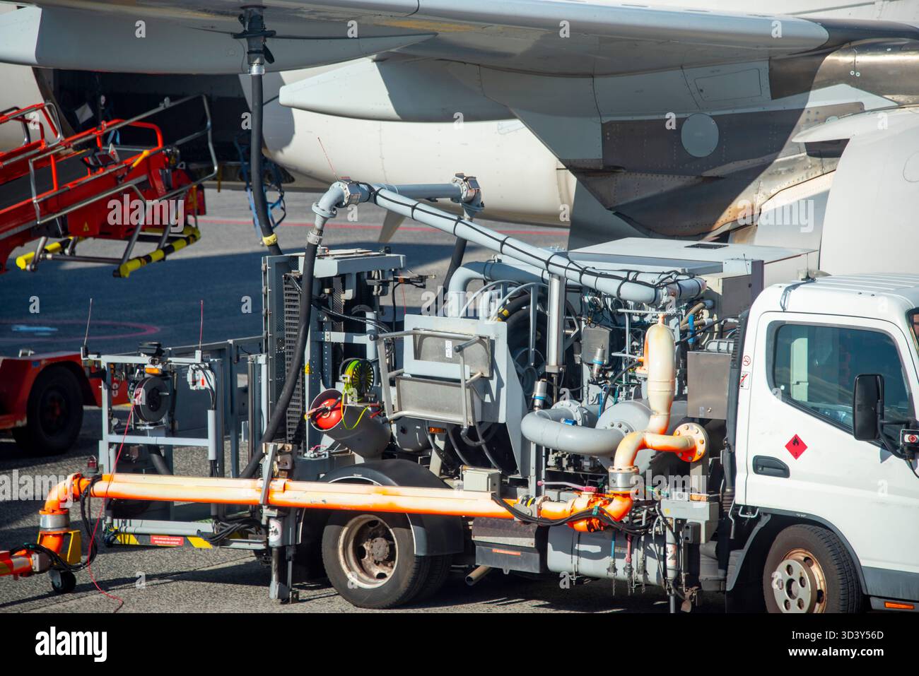 Tankwagen betankt ein Flugzeug Stockfoto