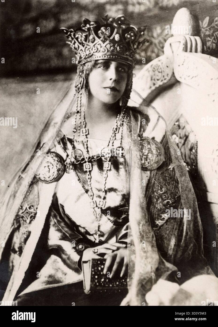 Königin Marie von Rumänien, Ehefrau von König Ferdinand, wird 1914 in ihrem Krönungskleid gesehen. Das Bild zeigt die königliche Kleidung und zeremonielle Aspekte der rumänischen Monarchie. Stockfoto