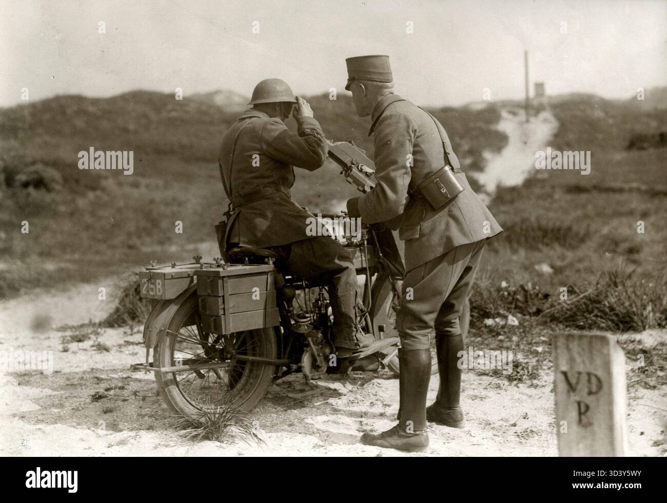 1917 nahmen niederländische Soldaten mit motorisierten Maschinengewehren in den Dünen teil. Die Schulung umfasste die Handhabung von Munitionskisten mit Patronenriemen. Stockfoto