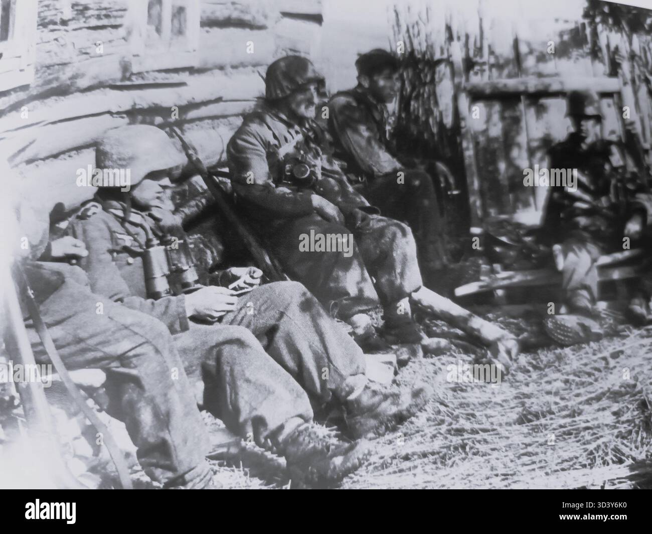 Deutsche Soldaten, die sich im Sommer 1944 aus Weißrussland zurückziehen, zeigen desorganisierte Truppen während des chaotischen Rückzugs nach der Operation Bagration. Stockfoto