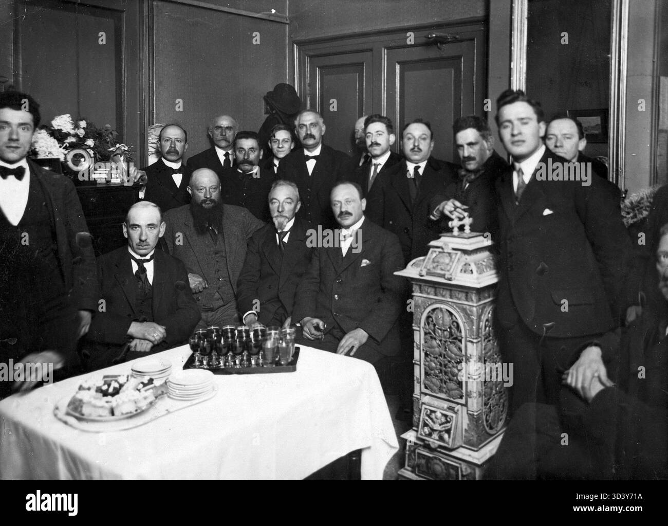 Das Silberjubiläum der Allgemeinen niederländischen Diamantarbeitergewerkschaft 1919. Das Foto zeigt Jan van Zutphen (zweiter von links) und Henri Polak (vierter von links), Amsterdam. Stockfoto
