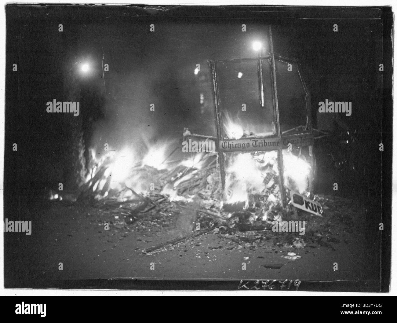 Während der Proteste am 6. Februar 1934 in Paris wurde ein Nachrichtenskiosk in Brand gesetzt, der einen Moment extremer Gewalt und Störungen markierte. Dieses Bild erfasst die Zerstörung und das Chaos um die Unruhen. Stockfoto