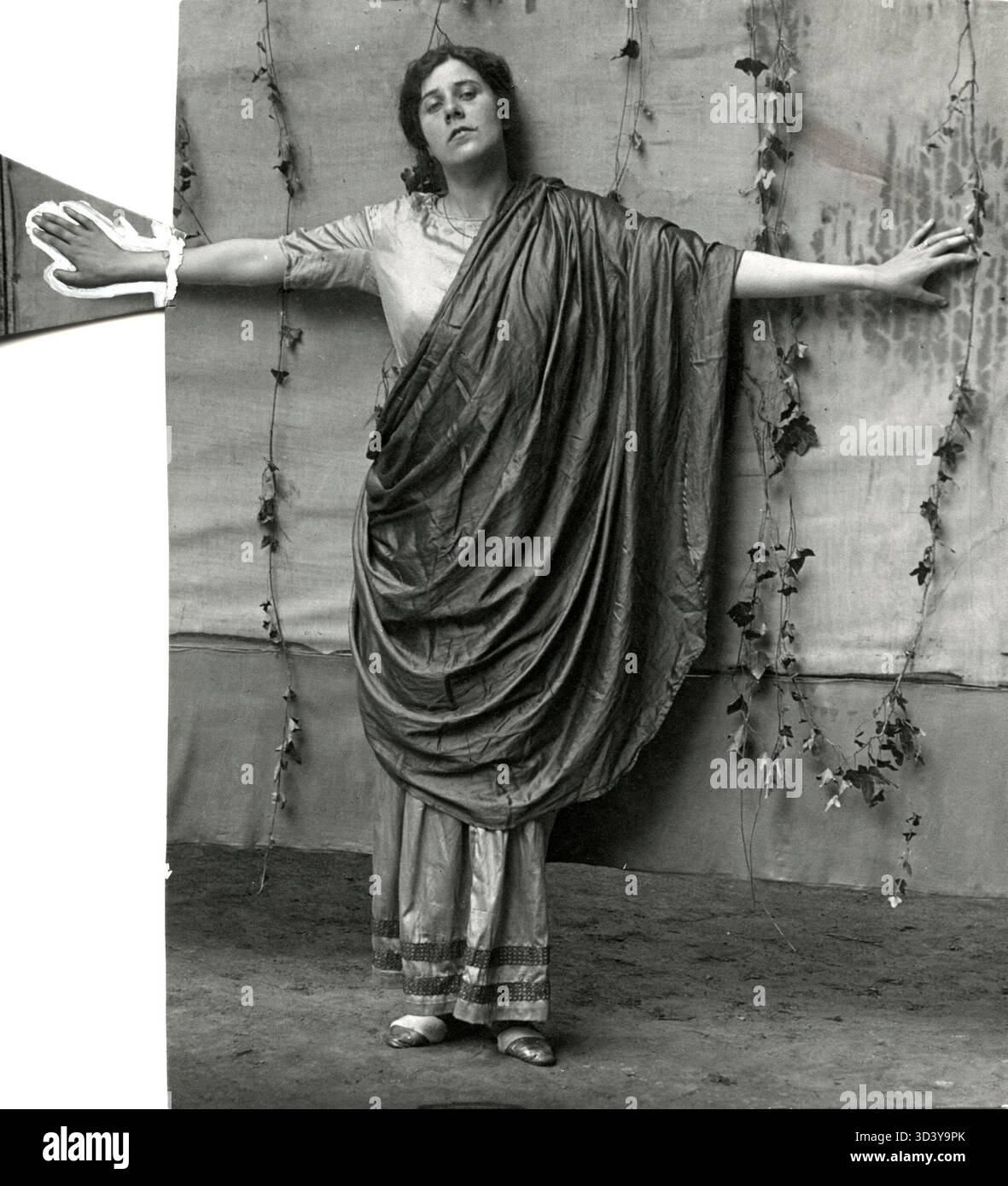 1917 wurde das Stück „Petrus en Pauwels/Paulus“ von Joost van den Vondel am Natuurtheater in Valkenburg aufgeführt. Unter der Regie von Dr. Van der Velden spielte Ellen Russe die Rolle der Petronel in dieser Theaterproduktion. Stockfoto