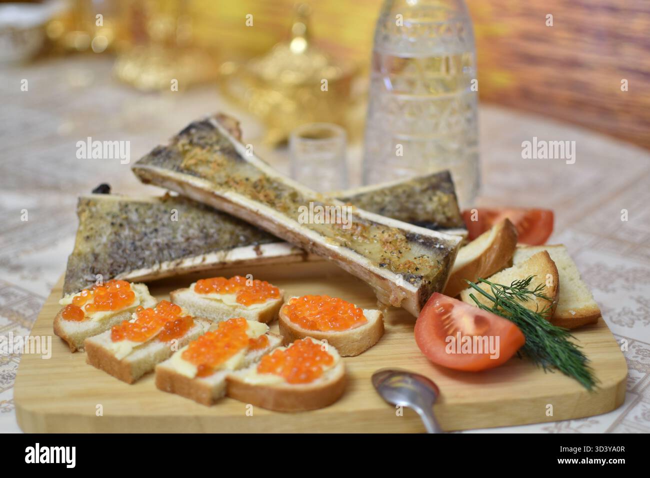 Wodka mit Kaviarendzuckerknochen Stockfoto