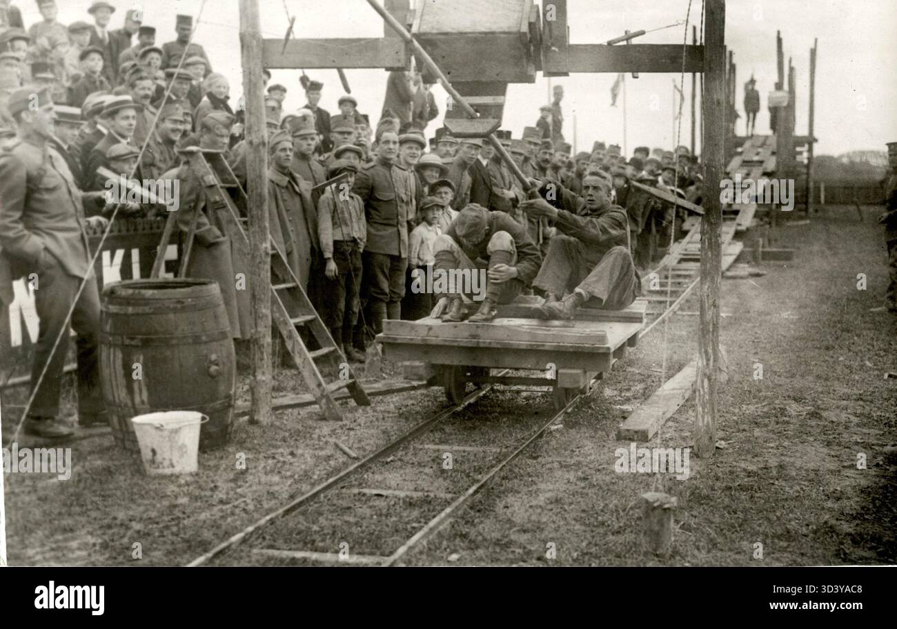 Niederländische Soldaten beteiligen sich an einem Ringturnier auf einem Wagen auf Schienen während eines Militärsportereignisses in den Niederlanden, 1916. Stockfoto