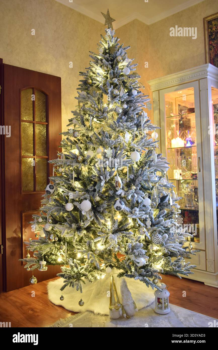 Weihnachtsbaum in gemütlicher weißer Inneneinrichtung Stockfoto