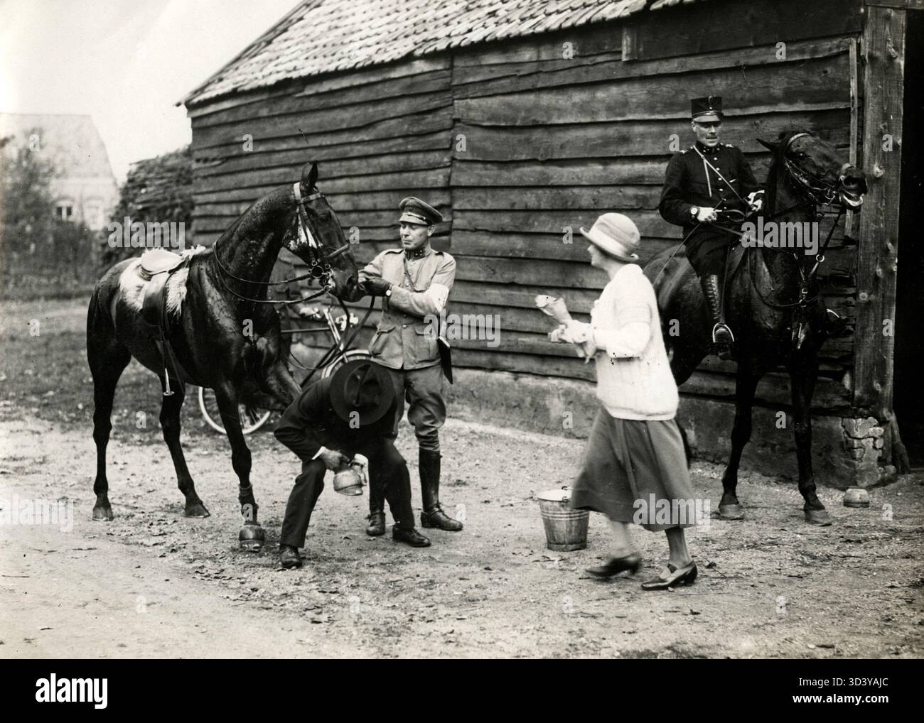 1924 sind zwei niederländische Soldaten in Uniform mit ihren Pferden, begleitet von zwei Zivilisten in den Niederlanden. Stockfoto