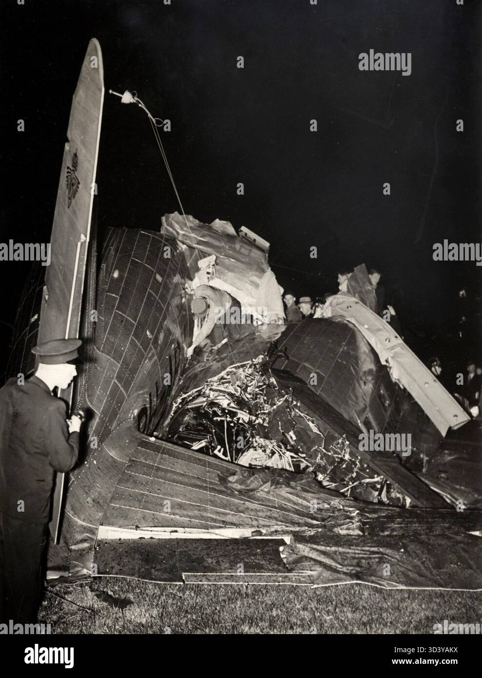 Im November 1938 stürzte das KLM-Flugzeug „de IJsvogel“ (PH-ARY) bei Schiphol aufgrund dichten Nebels ab und tötete mehrere Menschen, darunter Pilot Duimelaar, Kapitän Van Geemeren, Funkbetreiber C.J. Surber und Mechaniker W.J. van Huut. Stockfoto