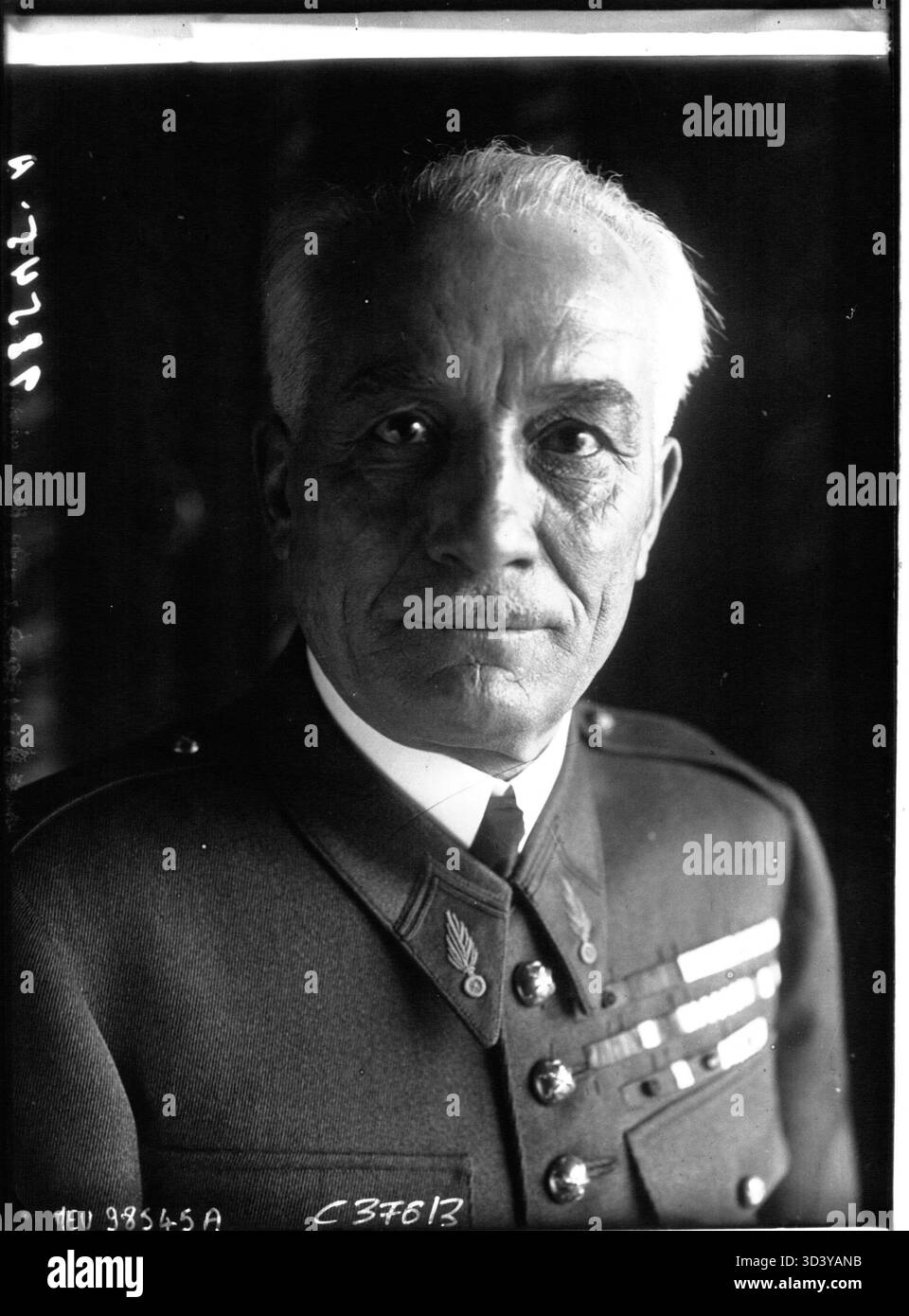Dieses Foto vom Dezember 1932 zeigt Oberstleutnant Lagarde, den Militärkommandeur des Palais Bourbon. Das Bild wurde von Agence Meurisse aufgenommen, einer prominenten Presseagentur der damaligen Zeit. Stockfoto