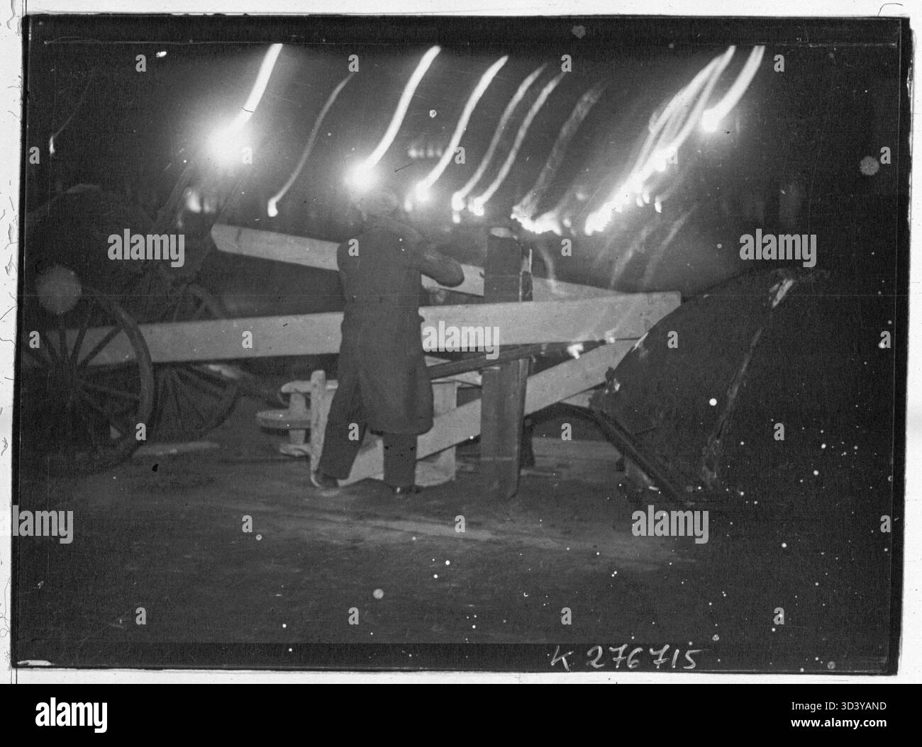 Am 6. Februar 1934 errichteten Demonstranten während politischer Demonstrationen in Paris eine Barrikade am Place de la Madeleine. Das Bild erfasst die Intensität der Unruhen. Stockfoto