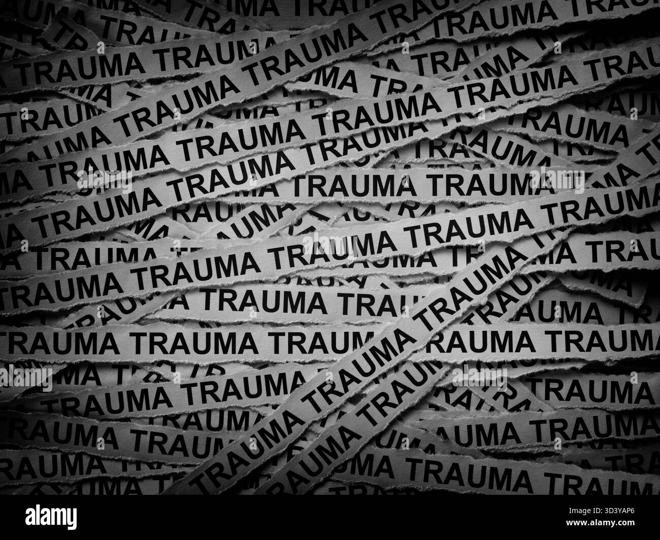 Zeitungsstreifen mit den Worten Trauma. Schwarz-weiß. Nahaufnahme. Stockfoto
