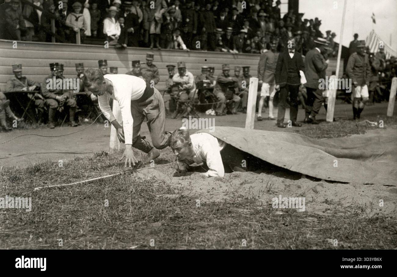 Zwei niederländische Soldaten kämpfen 1916 während eines Militärsportereignisses in den Niederlanden durch ein Segel auf einer Sandgrube. Stockfoto