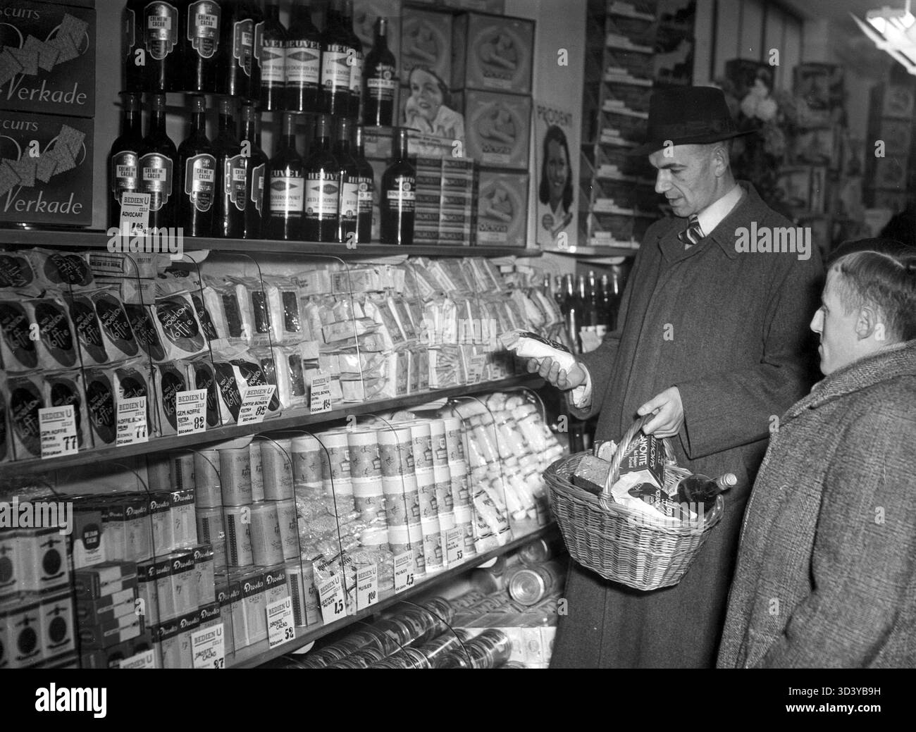 Self-Service-Konzept vor 1953, das frühe Beispiele für Self-Service-Tätigkeiten in verschiedenen Sektoren zeigt. Stockfoto