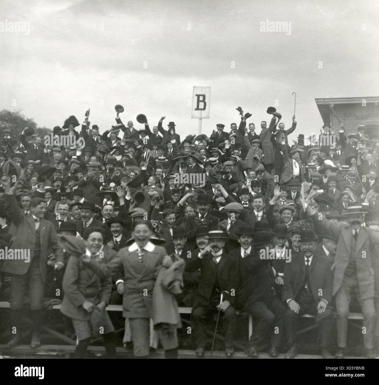 Das begeisterte Publikum nach den Niederlanden erzielte zwei Tore in zwei Minuten beim internationalen Fußballspiel gegen Belgien (4:3) in Dordrecht, Niederlande, am 28. April 1912. Stockfoto