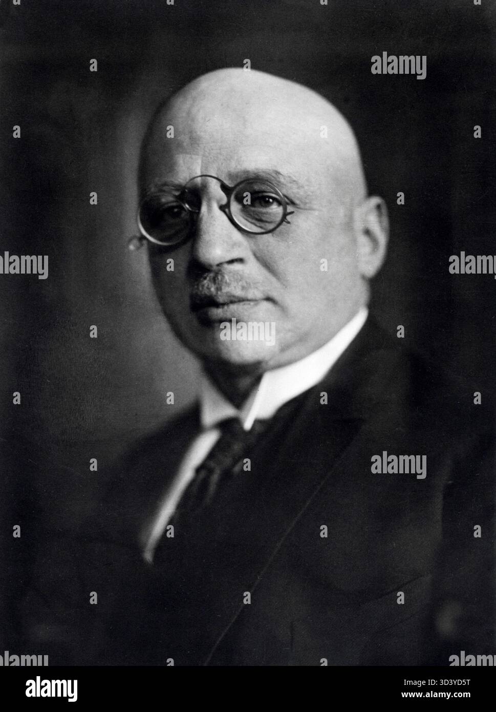 Professor Fritz Haber, ein deutscher Chemiker, ist in einem Porträtfoto zwischen 1918 und 1934 aufgenommen worden. Haber ist bekannt für seine Arbeit in der Chemie, insbesondere für die Entwicklung des Haber-Verfahrens zur Ammoniaksynthese. Stockfoto