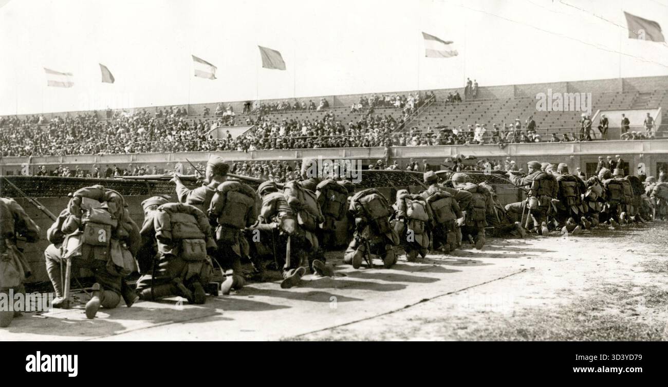 Niederländische Soldaten führen eine Kampfdemonstration während einer Militärsportveranstaltung im alten Stadion in Amsterdam, Niederlande, 1916 durch. Stockfoto