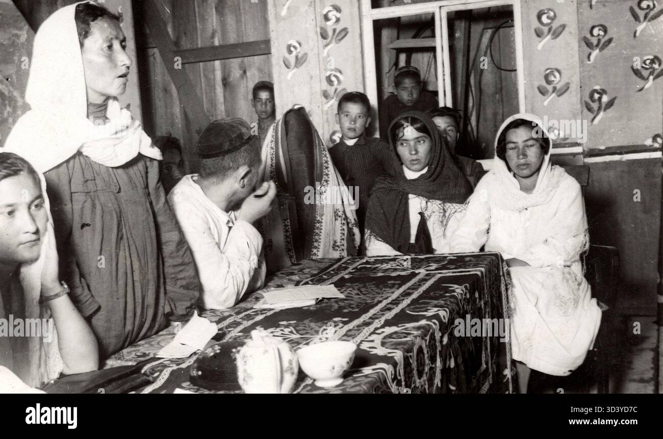 Unter sowjetischer Herrschaft wurden die Bewohner von Taschkent zur Modernisierung aufgefordert, einschließlich der Abschaffung der Gesichtsschleier. Es wurde ein Feiertag für die „Enthüllung von Frauen“ eingeführt, obwohl einige Frauen aus Protest weiterhin Schleier trugen. Usbekistan, 1928. Stockfoto