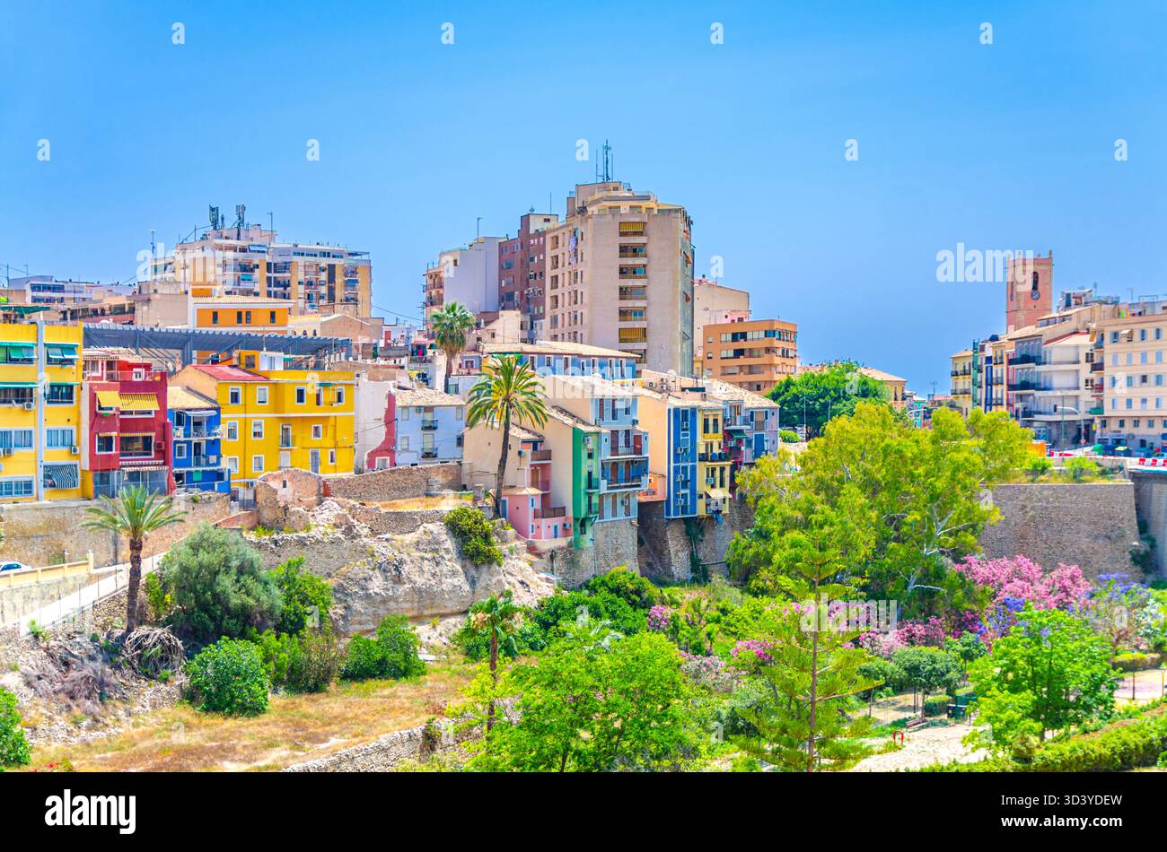 Altstadt von Villajoyosa mit typischen bunten Häusern traditionelle Gebäude auf Renaissance-Mauern Steinufer des Flusses Amadorio, La Vila Joiosa City histori Stockfoto