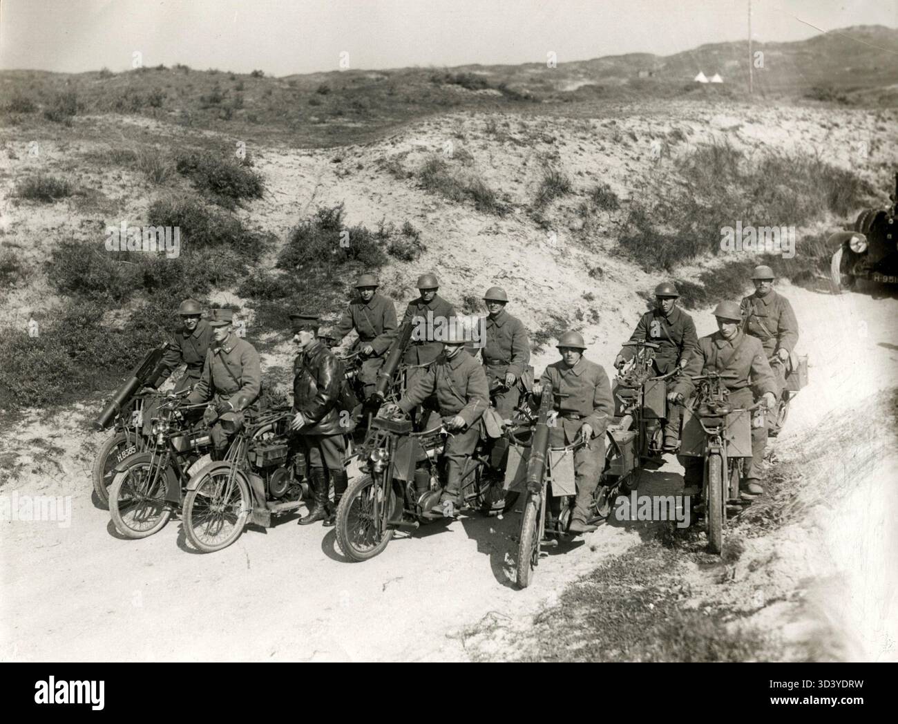 1917 trainierten niederländische Soldaten mit motorisierten Maschinengewehren in den Dünen, wobei sie sich auf die Integration motorisierter Feuerkraft in ihre militärische Taktik konzentrierten. Stockfoto