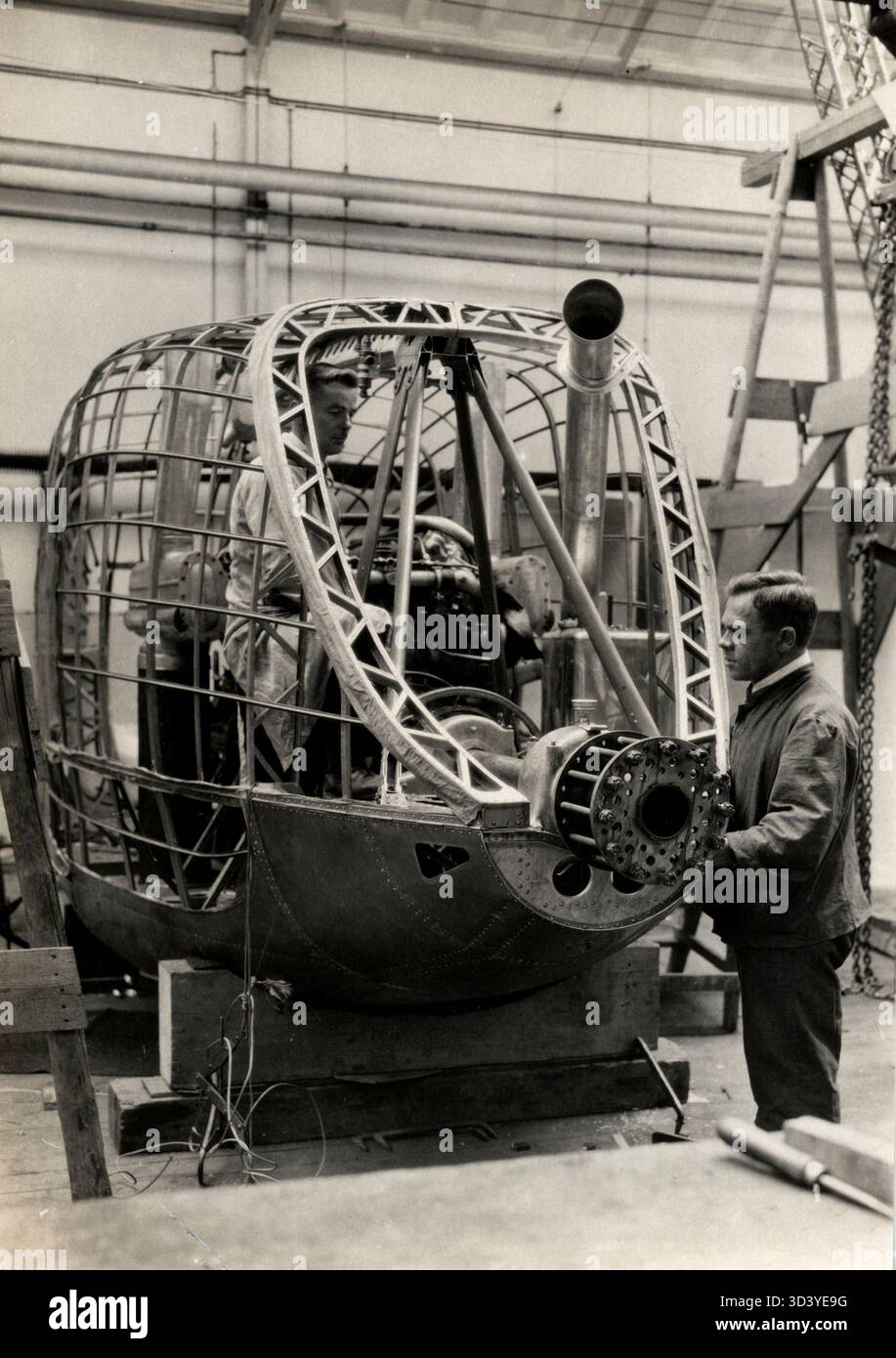 Der L.Z.127 Graf Zeppelin, benannt nach Graf Ferdinand von Zeppelin, wurde 1929 in Friedrichshafen gebaut. Dieses Foto zeigt die im Bau befindliche Kontrollgondel des Zeppelins. Stockfoto