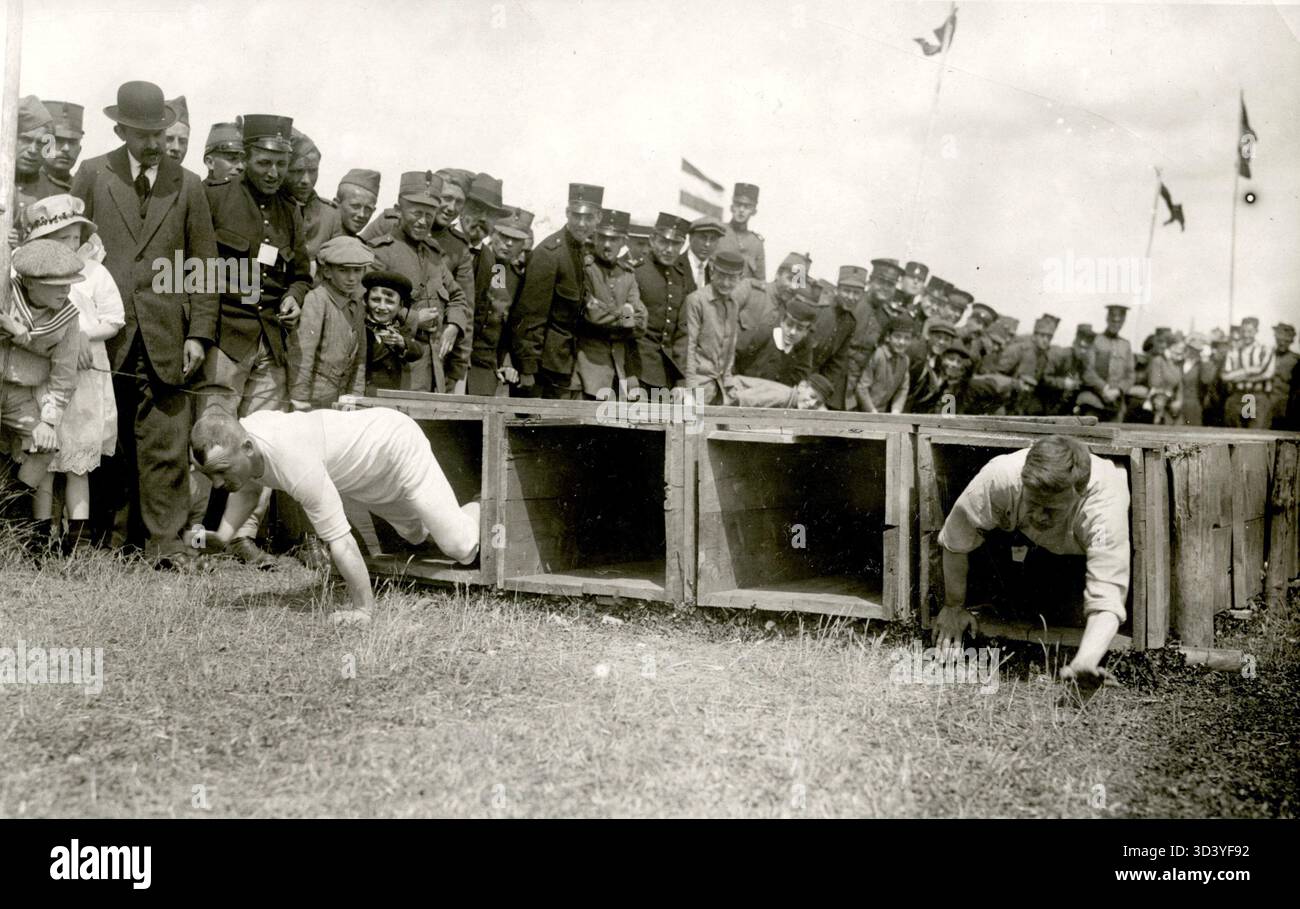 Kriechende niederländische Soldaten während eines Militärsportereignisses in den Niederlanden, 1916. Stockfoto