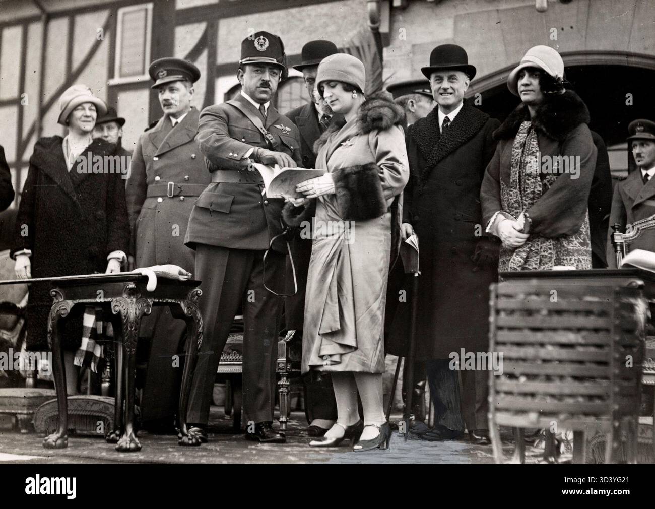 König Amanullah Shah und die Königin von Afghanistan nahmen an einer Luftfahrt-Demonstration in London, England, 1928 teil. Stockfoto