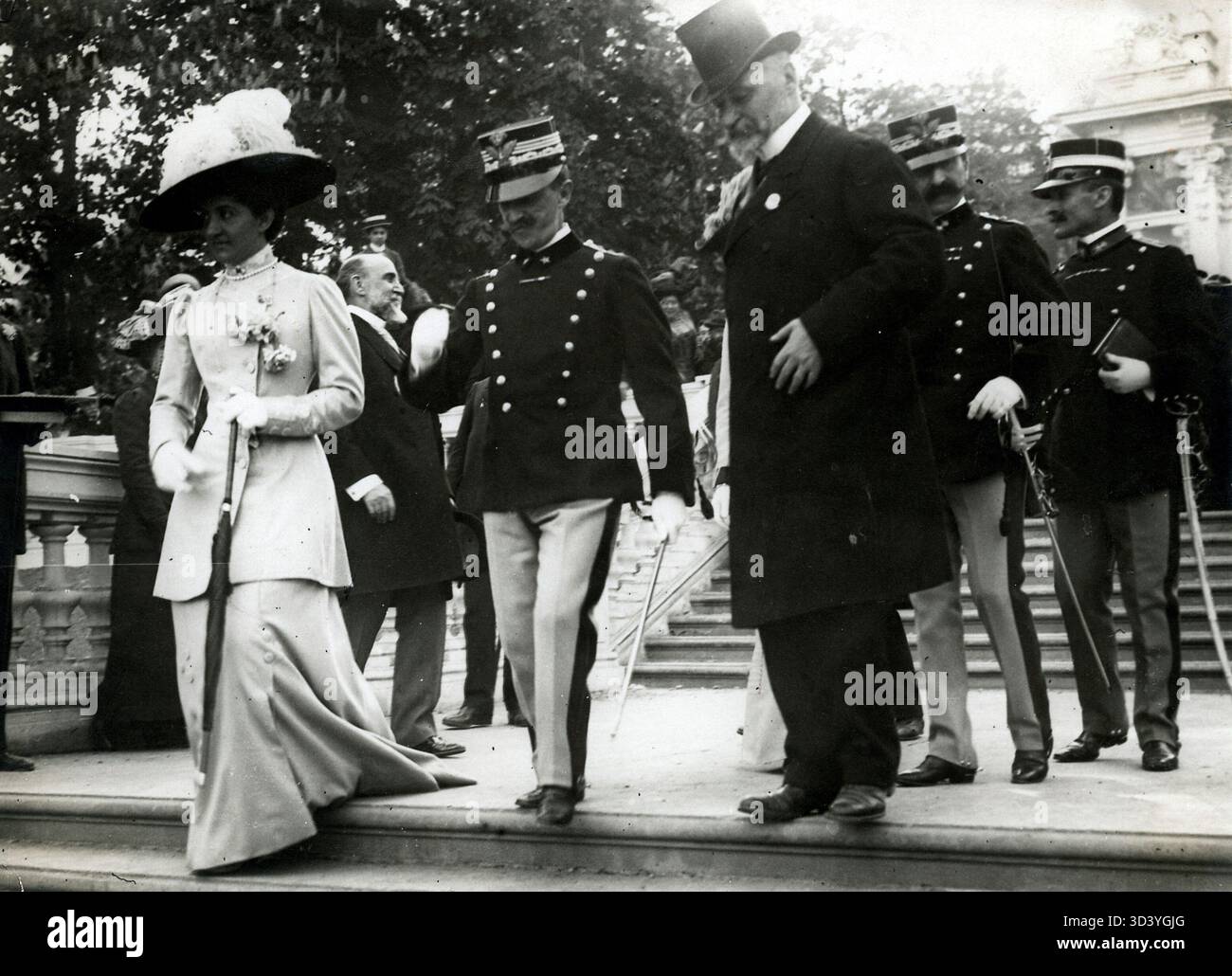 König Victor Emmanuel III. Von Italien mit der Königin bei der Eröffnung einer internationalen Ausstellung in Paris im Jahr 1923. Stockfoto