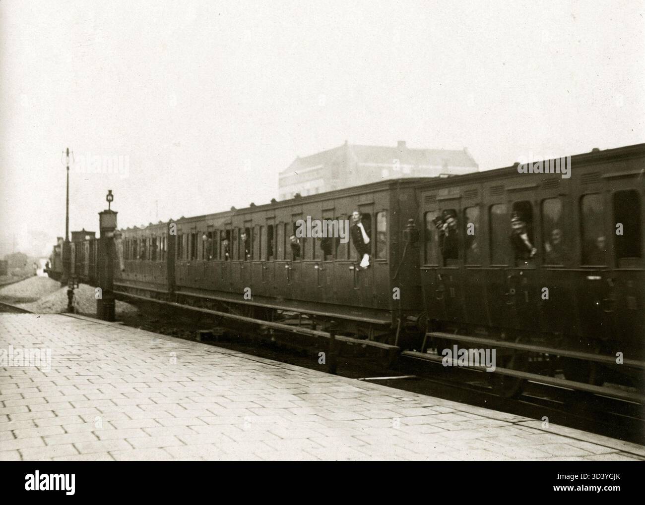 Ein Zug voller niederländischer Soldaten hängt während der Mobilisierung 1914 für den Ersten Weltkrieg aus den Fenstern. Stockfoto