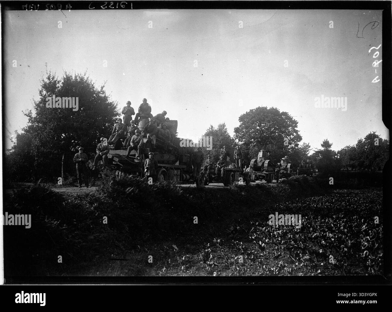 Ein Pressefoto aus dem Jahr 1922, auf dem die Panzer der Blauen Armee bei den Peignardie-Militärübungen auf Lastwagen transportiert werden. Stockfoto