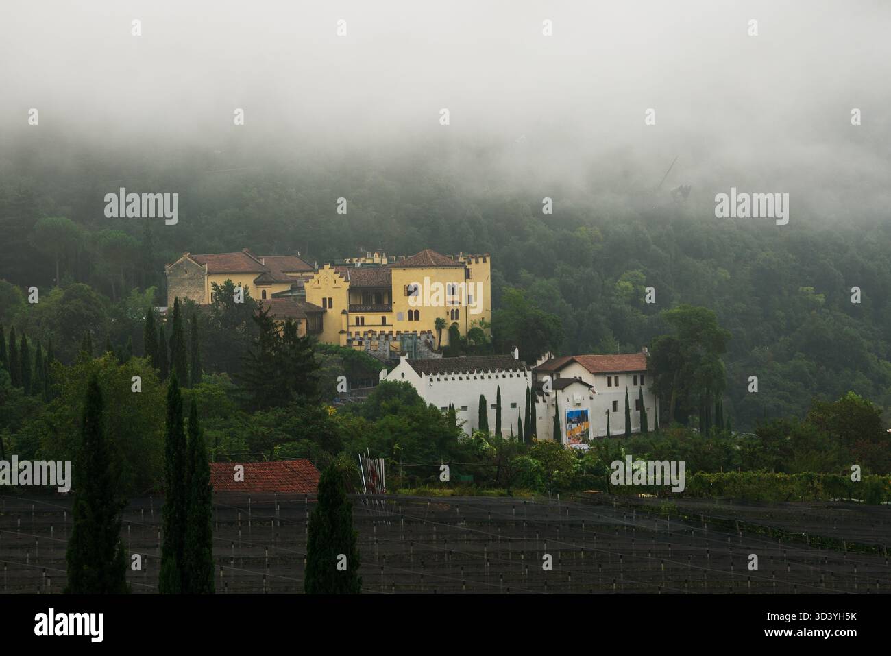 Panoramablick auf die Gärten von Schloss Trauttmansdorff bei Meran in Italien. Stockfoto