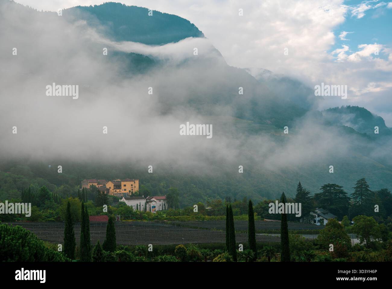 Panoramablick auf die Gärten von Schloss Trauttmansdorff bei Meran in Italien. Stockfoto