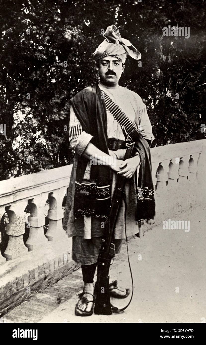 König Amanullah von Afghanistan in voller Insignien, mit einem Gewehr, in Kabul, Afghanistan, 1929. Stockfoto